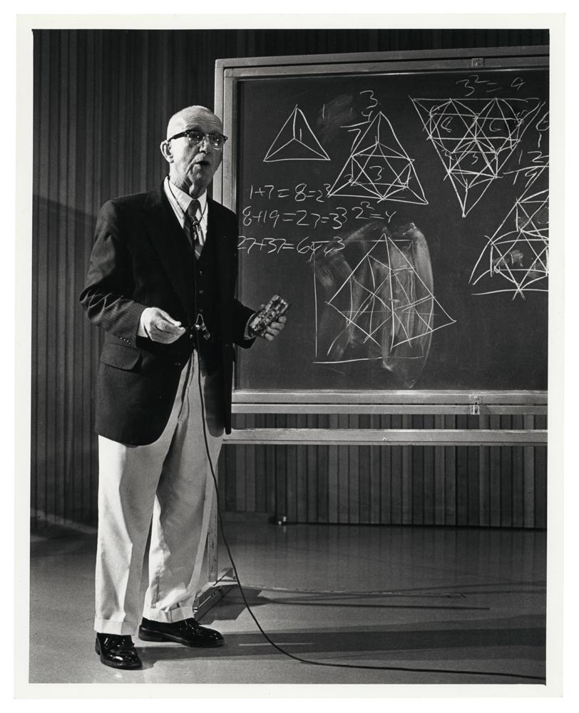 American inventor and thinker James Mason giving a lecture in 1980.