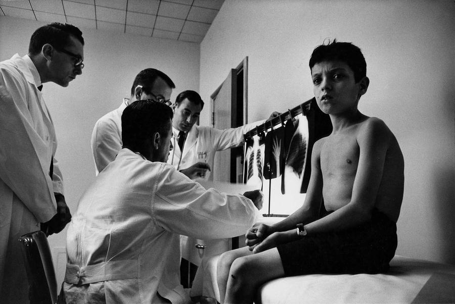 Flávio, as a young boy, getting examined by American doctors