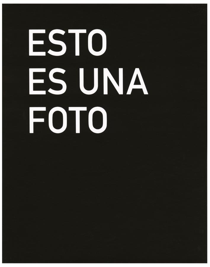 Black page reading "ESTO ES UNA FOTO"